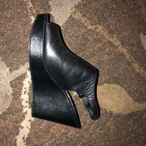 Black tahari wedges
